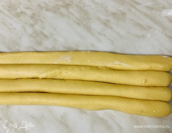 Каждую часть раскатываем в длинный жгут (около 45–50 см).