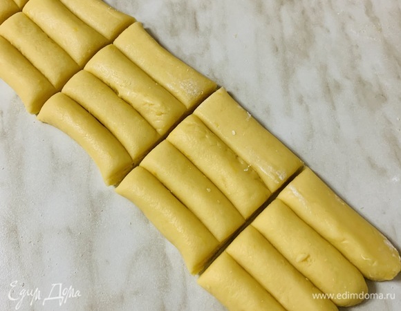 Четыре раскатанных жгута складываем рядом друг с другом и режем на равные части (около 4–5 см).