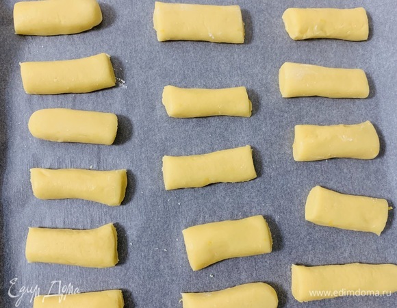 Выкладываем на противень, покрытый пергаментом, и выпекаем в разогретой до 180°C духовке около 15 минут.