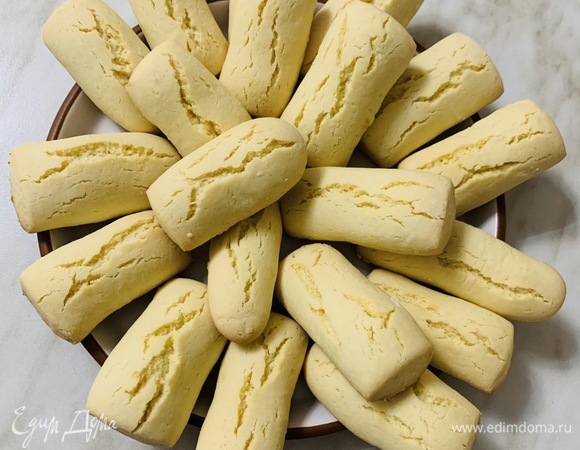 Остывшее печенье можно посыпать сахарной пудрой.