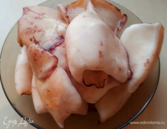 В подсоленной кипящей воде отварить кальмары в течение 5 минут, промыть под проточной водой и почистить. Нарезать тонкими полосками.