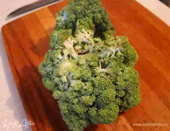 Свежую брокколи разобрать на мелкие соцветия, удаляя твердые плодоножки.