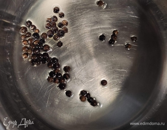 Для соуса в небольшом сотейнике на среднем огне обжарить горошины черного перца, пока они не начнут испускать аромат. Влить подсолнечное масло и жарить около 10 минут. Убрать сотейник с огня и дать маслу настояться. Затем слить масло через мелкое сито, перец больше не нужен. В масло добавить имбирно-чесночный маринад и размешать венчиком или вилкой, дать настояться 10 минут.