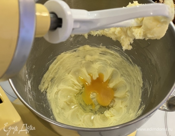 Добавить яйцо, снова взбить.
