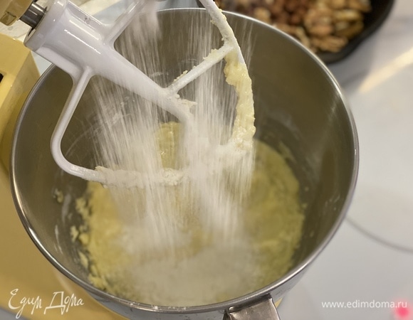 Добавить муку, соль, аккуратно замесить тесто.