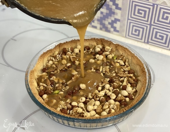 Залить карамелью орехи, высыпанные в основу. Убрать в холодильник для стабилизации.