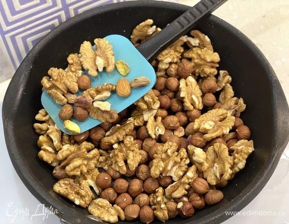 Орехи подсушить на сковороде в течение 8–10 минут.