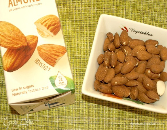 Духовку разогреть до 180°C. Все продукты должны быть комнатной температуры. Миндаль обжарить и измельчить. Яблоки мелко нарезать. Количество яблок в ингредиентах указано в нарезанном виде.