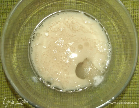 В миске смешать миндальное молоко, растительное масло, соль, сахар, виски и миндальную эссенцию. Виски можно заменить яблочным уксусом или яблочным соком.