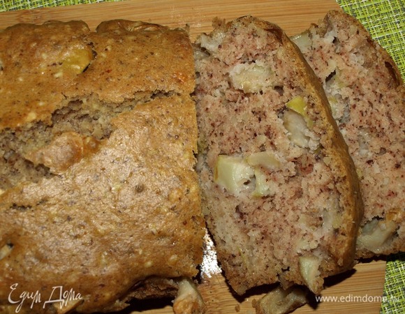 Посыпать кекс сахарной пудрой. Можно подавать.