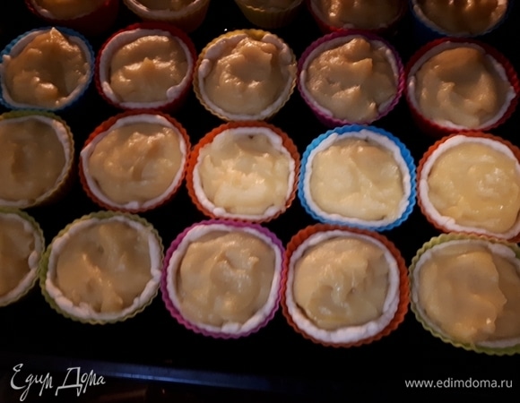 Вырежьте кружочки из слоеного теста и поместите их в формочки для запекания. Заполните получившимся кремом и поставьте в духовку на 15 минут.