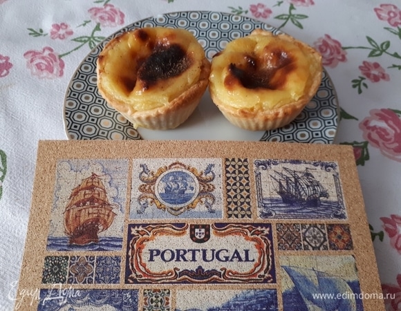 Выньте пирожные из духовки, посыпьте корицей и дайте остыть.