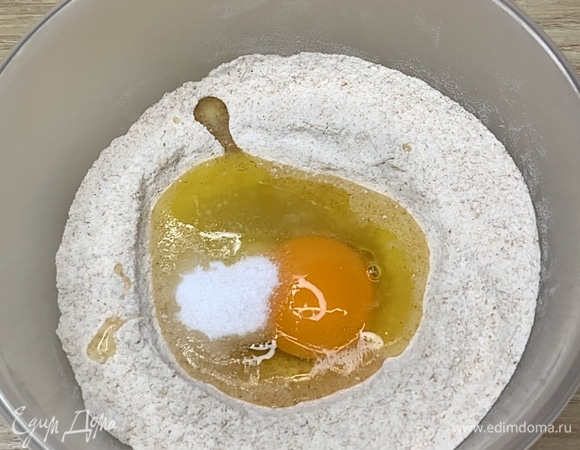 Для приготовления основы смешивают все сухие ингредиенты, затем добавляют яйцо и растопленное масло. Замешивают эластичное тесто, оборачивают в пленку и убирают в холодильник на 30–40 минут. Раскатывают между двумя слоями пергамента и вырезают небольшие заготовки.