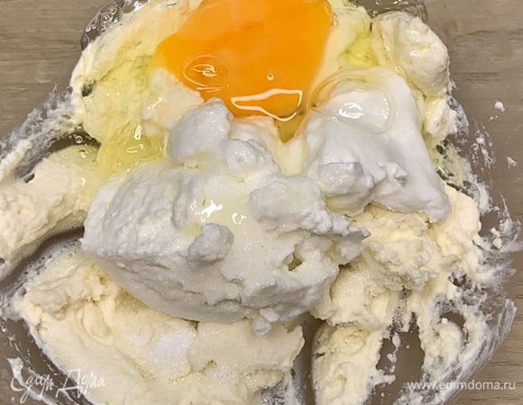 Для творожной части соединяют рикотту, творог, яйцо и подсластитель. Не взбивают!