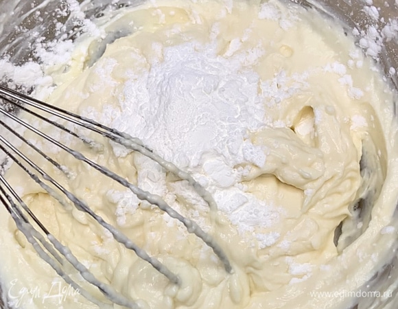 Добавляют крахмал и аккуратно перемешивают.