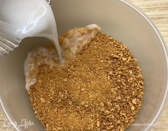 Подготовленное печенье измельчают в крошку, вливают молоко и вымешивают до получения липкой массы.