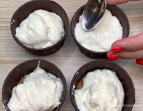 Выкладывают на дно формочек и, при желании, конструируют бортики. Воздушную часть распределяют поверх основы.