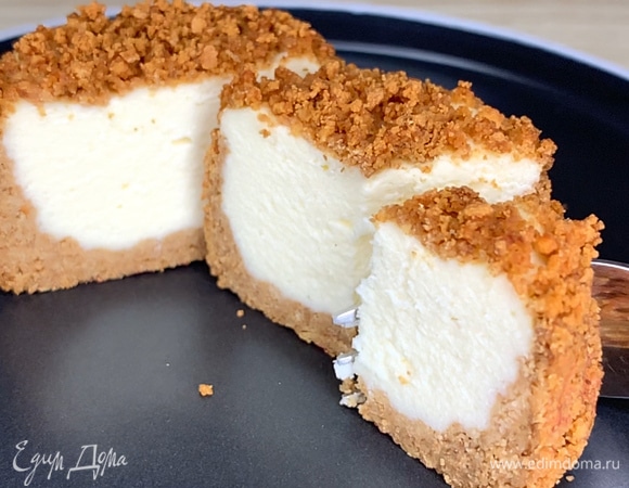 Сооружают в духовом шкафу водяную баню (устанавливают на нижний ярус противень и заливают в него воду) и выпекают при 150°C 40–45 минут. Получившиеся запеканки не достают из духовки еще 20–25 минут, после чего убирают в холодильник для стабилизации (лучше на ночь). Украшают по желанию.