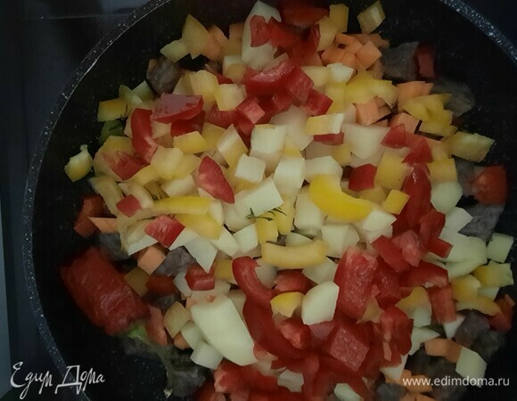 Через 30–40 минут добавляем картофель, морковь, сладкий и острый перцы.