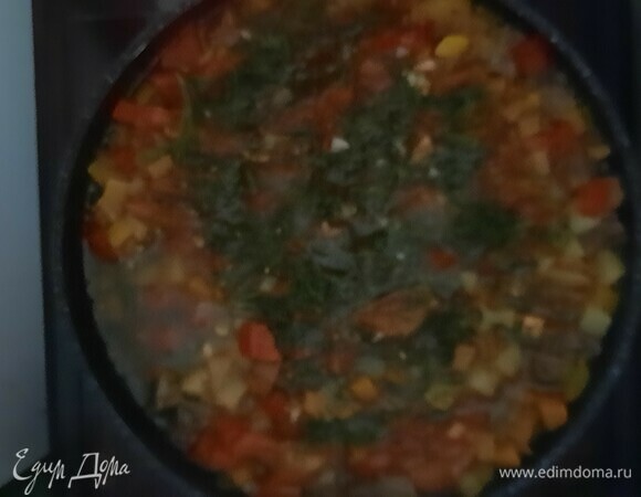 В самом конце добавляем укроп и выключаем огонь.