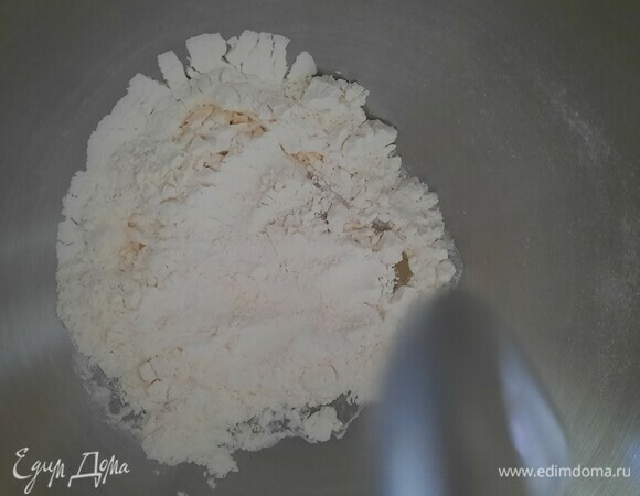 Муку, воду и яйцо замешиваем в эластичное тесто. Я воспользовалась миксером. Можно и руками.
