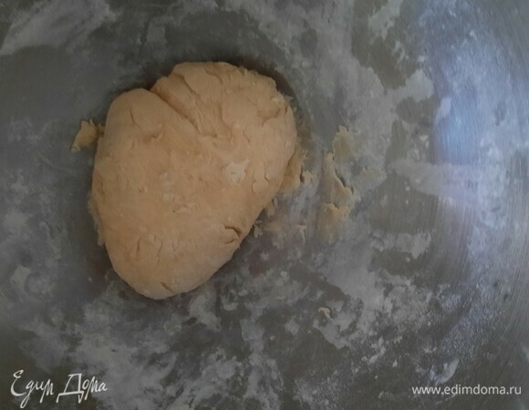 Когда тесто замесилось, берем немного масла и смазываем поверхность стола.