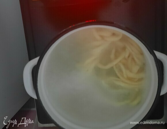 В кипящую подсоленную воду опускаем нашу лапшу и варим 3–5 минут, затем сливаем воду.