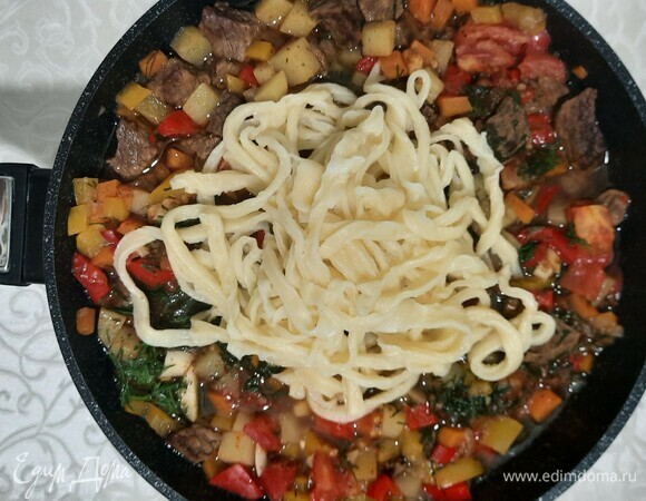 Выкладываем лапшу сверху на наши овощи с мясом. Можно сразу разложить по тарелкам. Приятного всем аппетита!