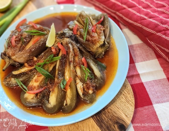 Подавать, посыпав зеленым луком, мелко рубленным перчиком чили, по желанию посыпать любой зеленью.