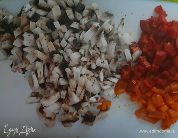 Нарезаем шампиньоны, перец и морковь кубиком.