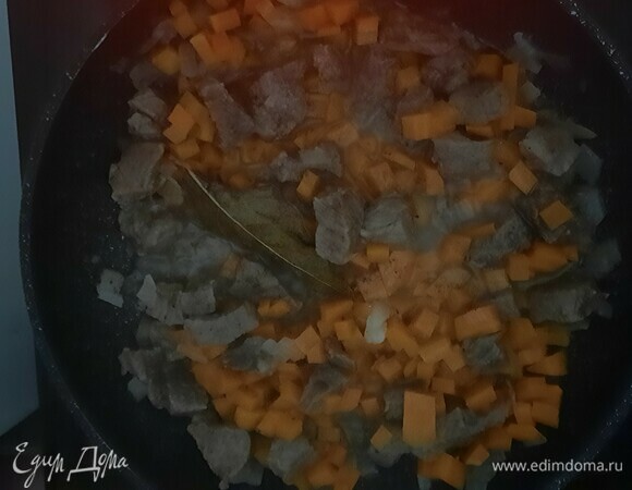 Добавим сначала морковь, а затем шампиньоны с перцем к мясу. Тушим еще 10–15 минут.