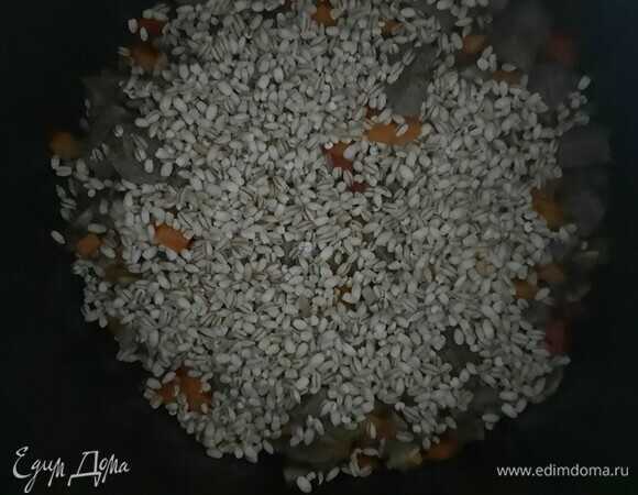 Затем перекладываем все в кастрюлю для мультиварки или казан и засыпаем перловую крупу.