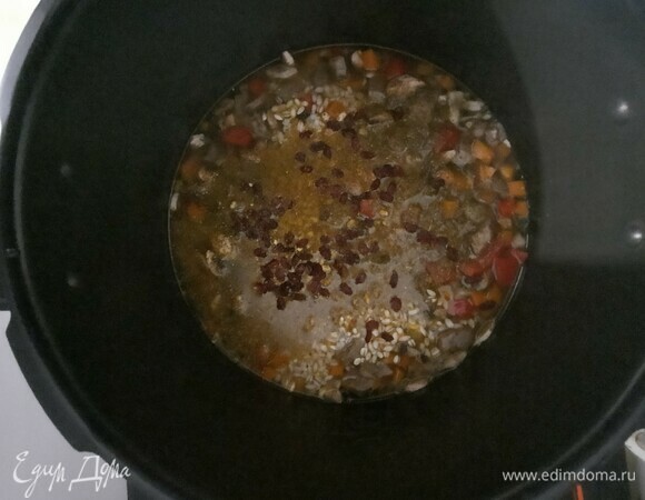 Добавляем 2,5 стакана кипятка, барбарис, специи для плова, соль и перец. Ставим на режим тушения, если в мультиварке, на 25 минут. В казане этот процесс может занять минут 40.