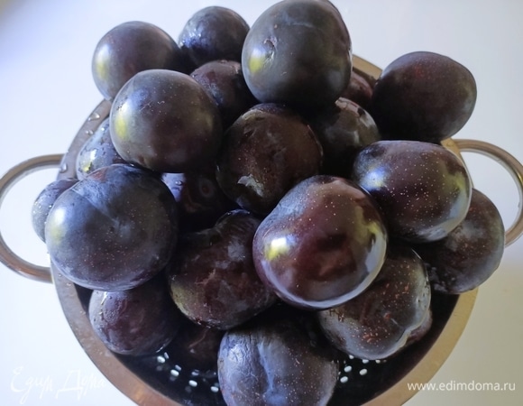Хорошо моем сливы, вынимаем косточки и нарезаем плоды небольшими кусочками.