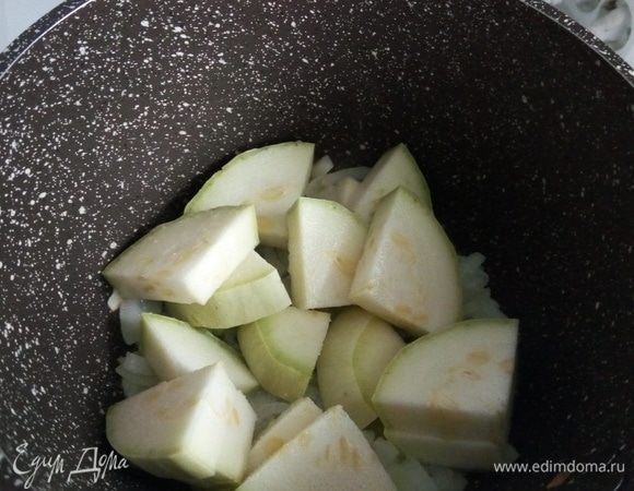 Добавляем его в сотейник к луку, солим по вкусу и обжариваем до готовности, как кому нравится.