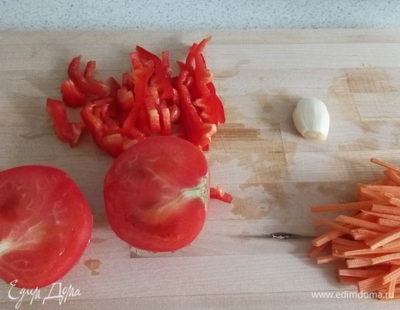 Делаем нарезку оставшихся продуктов.