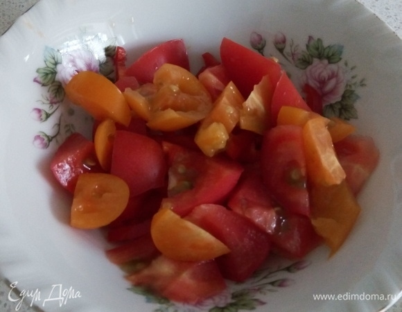 Помидор и перец болгарский кладем в тарелку, можно даже в блюдо, которое будете подавать к столу.