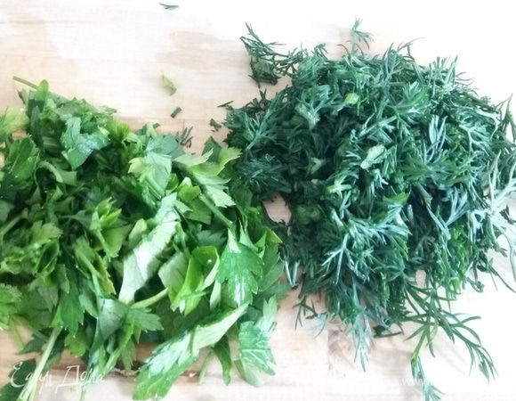 Нарезаем зелень.