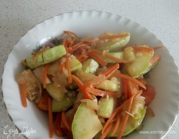 Добавляем обжаренные кабачки в блюдо с помидорами и перцем.