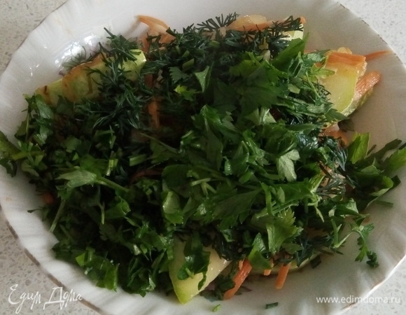 Выкладываем нарезанную зелень, солим, перчим и перемешиваем. Масло в салат отдельно я не добавляю, так как мне хватает того, что было с кабачками.
