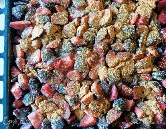 Затем добавляем корицу, ее количество может быть больше или меньше — все зависит от того, насколько вы любите эту специю. Отправляем противень в предварительно разогретую до 200°С духовку на 90 минут. Во время запекания варенье не перемешивать.