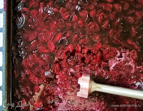 Через 90 минут наше сливовое варенье готово. Оно получается жидким с кусочками фруктов, если нравится, то можно оставить так. Я же измельчаю его блендером до гладкой однородной массы.