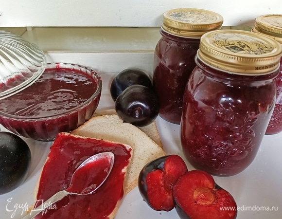 Затем еще горячее варенье мы разливаем по банкам. Необходимо использовать новые или чистые и стерилизованные банки. Но убедитесь, что крышка новая, потому что она должна быть герметичной. Переворачиваем банки верх дном и даем им остыть. Затем стерилизуем банки уже с вареньем в пароварке в течение 20 минут. Вкусное и ароматное сливовое варенье готово. Приятного аппетита!