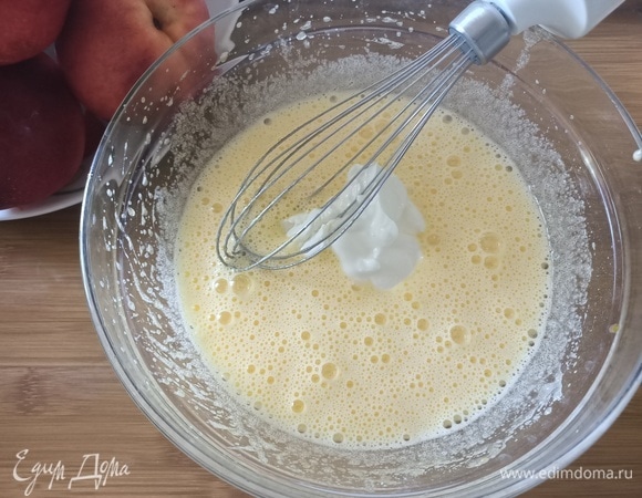 Взбиваем яйца с сахаром, добавляем йогурт и снова взбиваем.