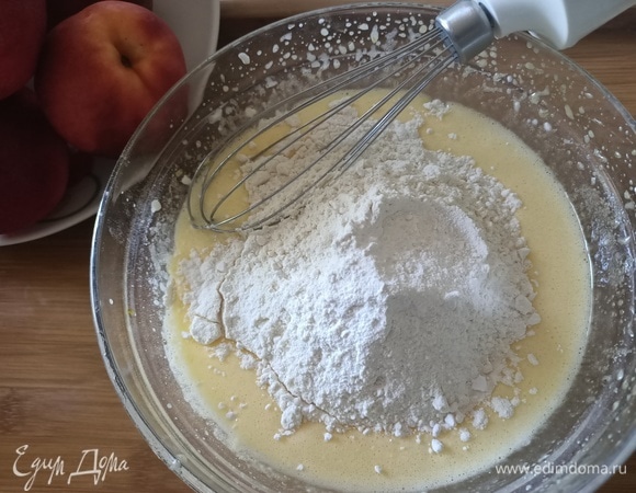 Затем добавляем просеянную муку и разрыхлитель.