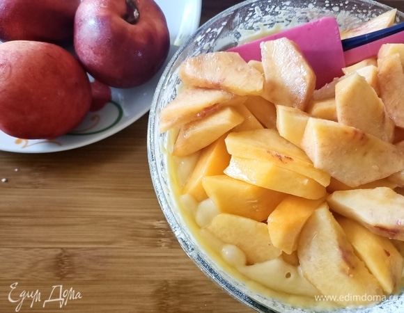 Нектарины (500 г) промываем, чистим, нарезаем и добавляем в тесто, аккуратно перемешиваем.