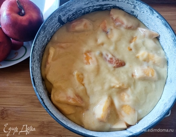 Форму для запекания диаметром 22 см смазываем маслом, посыпаем мукой и выкладываем тесто.