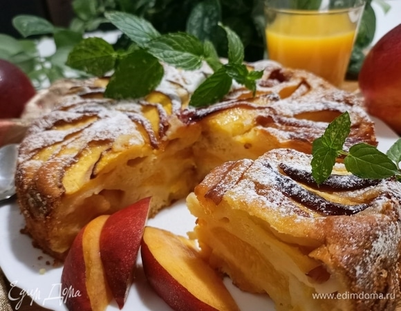 Выпекаем при 170°С в течение 40–45 минут. Затем достаем наш пирог, остужаем, вынимаем из формы и подаем. Приятного аппетита!