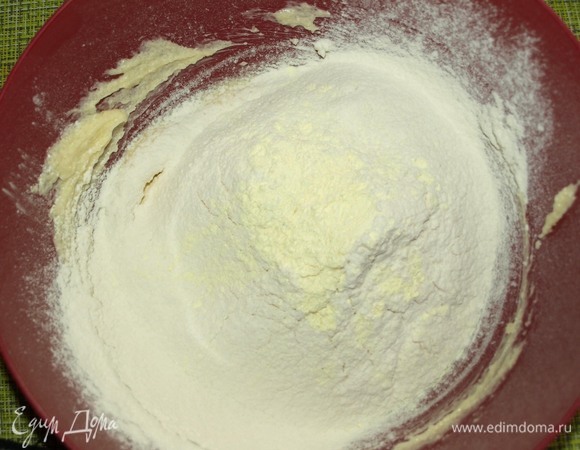 Размягченное масло взбить с сахаром и солью в кремообразную массу. Добавить просеянную муку с разрыхлителем. Слегка перемешать.