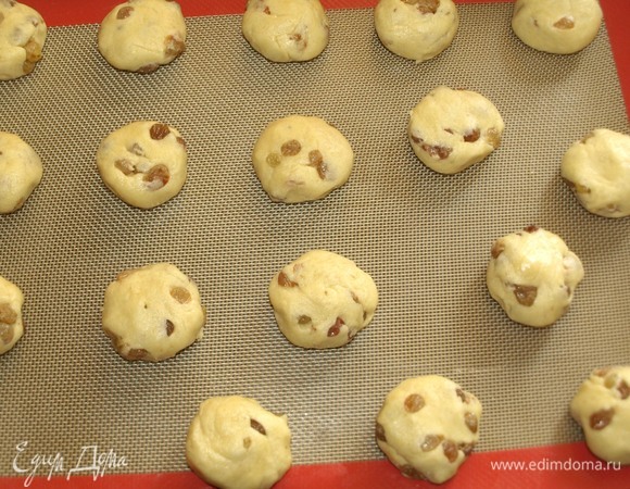 От теста отрываем небольшой кусочек (у меня весом 30 гр), формируем шарик, слегка прижимаем. Вкладываем на противень застеленный пекарской бумагой или силиконовым ковриком. И отправляем в заранее разогретую до 180ºС духовку на 15 минут или до золотистого цвета. Лучше ориентироваться на свою духовку. Готовое печенье достать, дать остыть на противне.